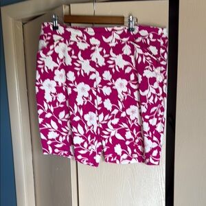 Floral Pink and White Women's Shorts w Pockets